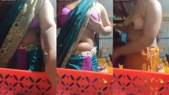 Chubby bhabhi fingering plump shaved pussy